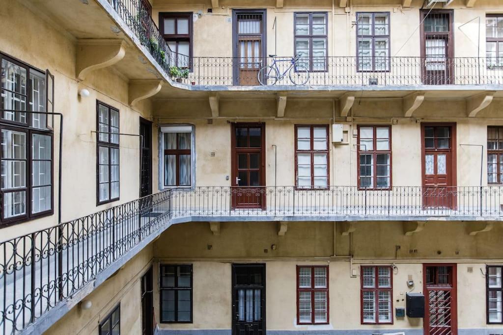Designer Dream Home In The Ruin Bar District W A/C Budapest Exteriör bild