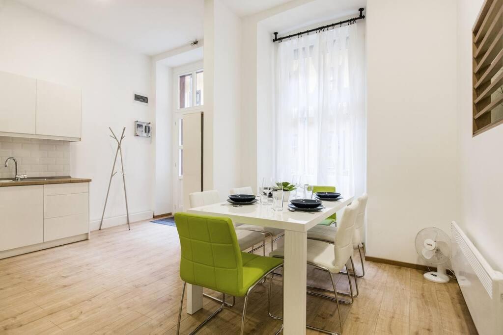 Designer Dream Home In The Ruin Bar District W A/C Budapest Exteriör bild